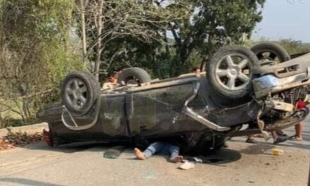 Conductor vuelca su camioneta y queda prensado en Castillo de Teayo