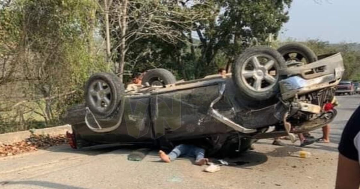 Conductor vuelca su camioneta y queda prensado en Castillo de Teayo