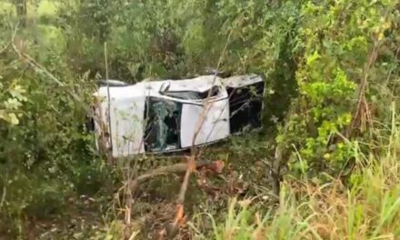Camioneta vuelca y se cae a un barranco en el tramo San Sebastián-Tepetzintla