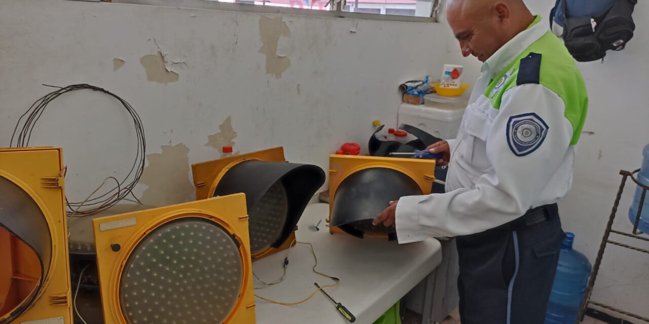 ¡Reparaciones en curso! El semáforo de Naranjos, Veracruz, en mantenimiento