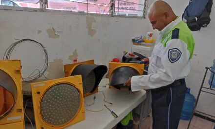 ¡Reparaciones en curso! El semáforo de Naranjos, Veracruz, en mantenimiento