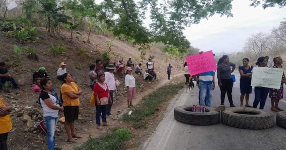 Habitantes de Tlacolula bloquean la carretera Tuxpan-Tantoyuca ¡Exigen inicio de obra!