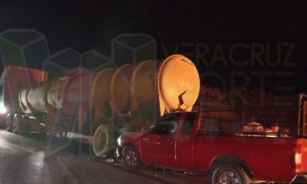 Se monta al camellón y choca contra luminaria en Álamo; abandonan auto lleno de “vikis”