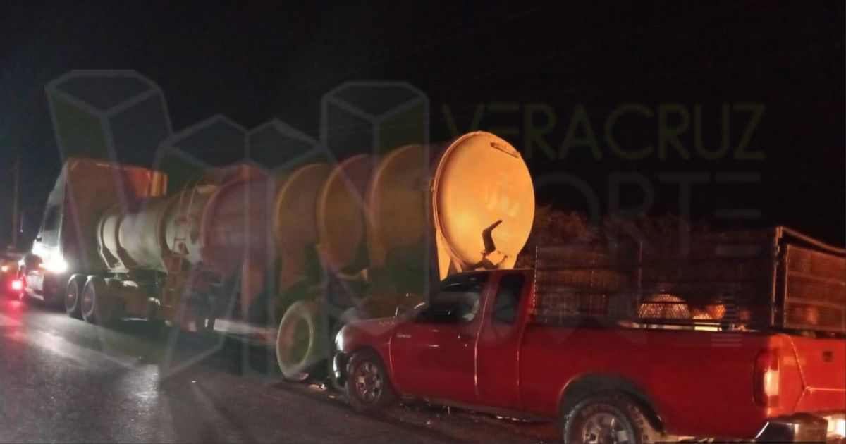 Camioneta choca “por atrás” a pipa de agua en la carretera Álamo-Llano de Enmedio