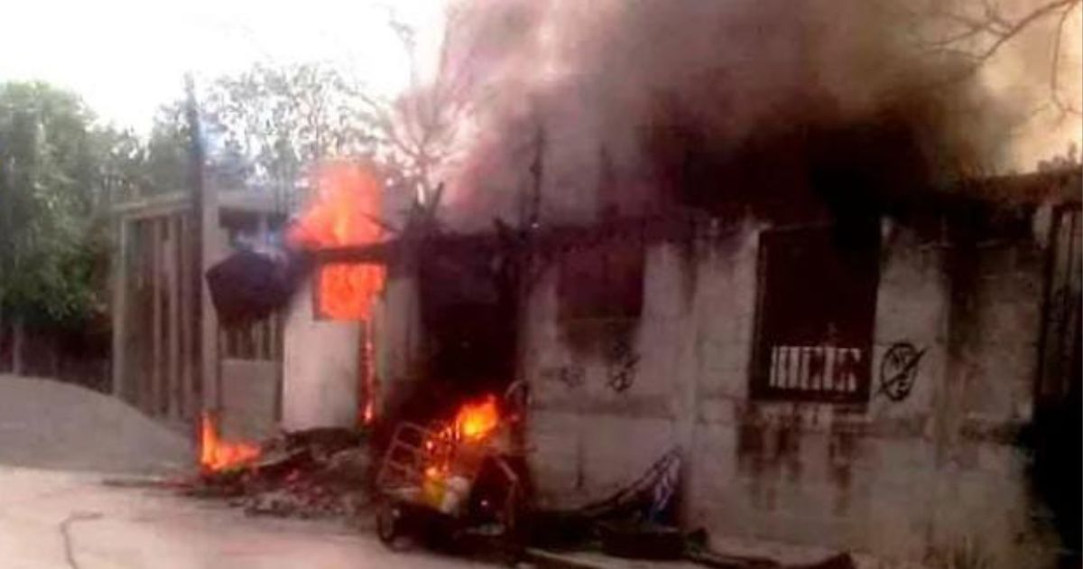 Incendio consume vivienda en zona centro de Álamo