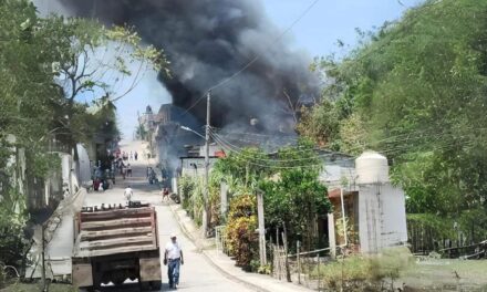 Tepetzintla: ¡Voraz incendio consume casa!