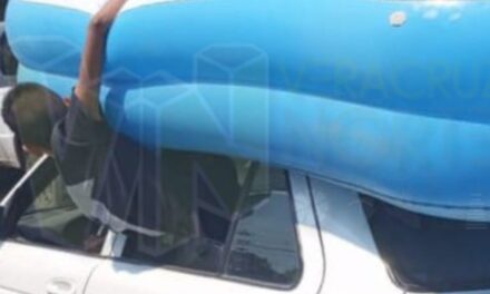 Álamo: Padre pone en riesgo la vida de su hijo al usarlo para sostener alberca en carro en movimiento