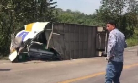 Choque: Camión de Coppel vs trailer de Soriana termina en volcadura sobre la Álamo-Tihuatlán