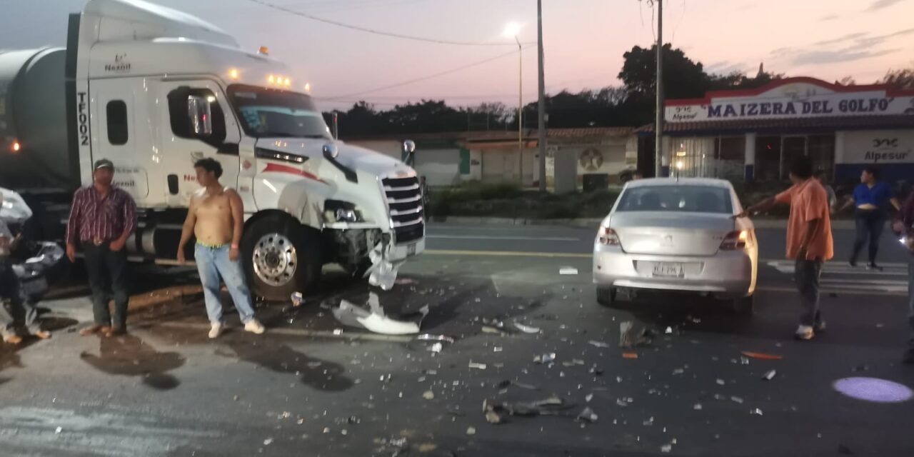 Colisionan camioneta y tráiler en la entrada de Tampico Alto