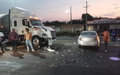 Colisionan camioneta y tráiler en la entrada de Tampico Alto