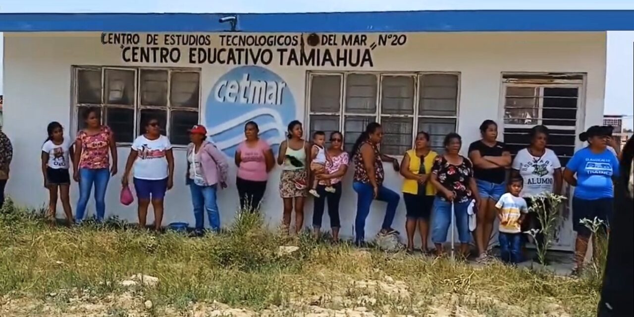 ¡Padres de familia del CETMAR Tamiahua exigen aulas dignas!