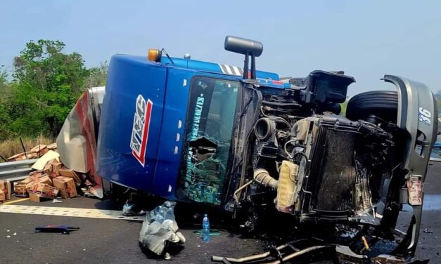 Vuelca tráiler cargado de plátano en la carretera Tuxpan-Tampico 