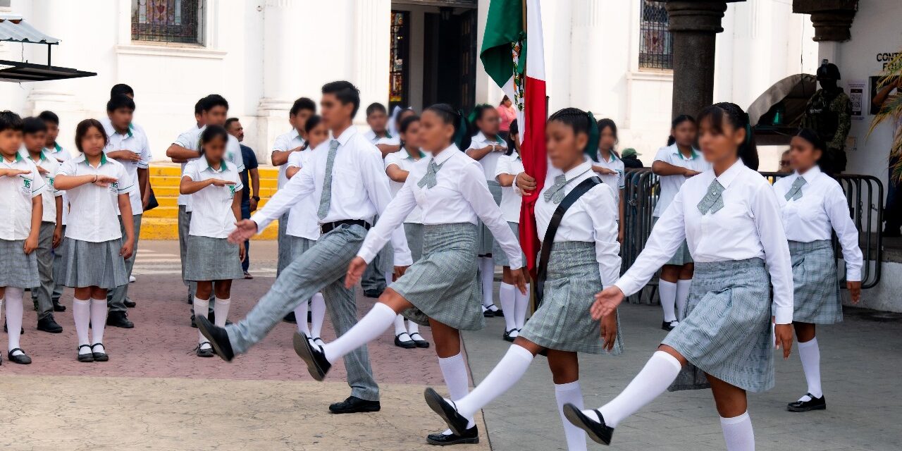Tuxpan: Celebran a maestras y maestros en Lunes Cívico