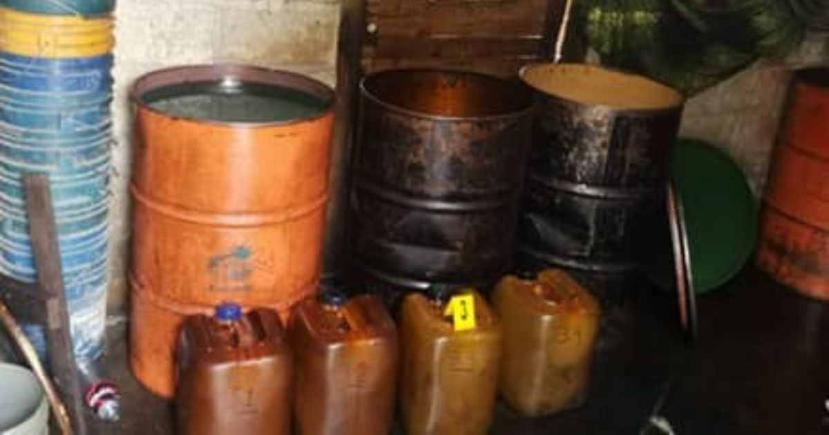 Aseguran tres mil litros de  “HUACHICOL” en Tecolutla