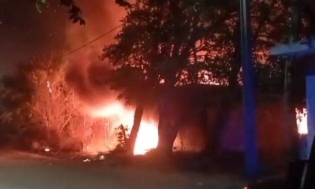 Matrimonio de la tercera edad pierde la vida en incendio en Pueblo Viejo: ¡hermano del occiso señalado como presunto responsable!