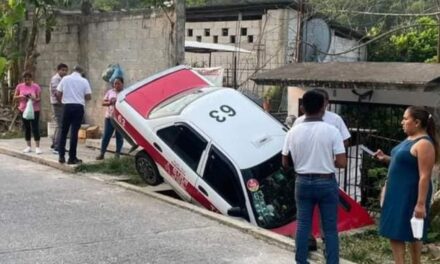 Papantla: Taxi terminó estrellado en la entrada de un domicilio