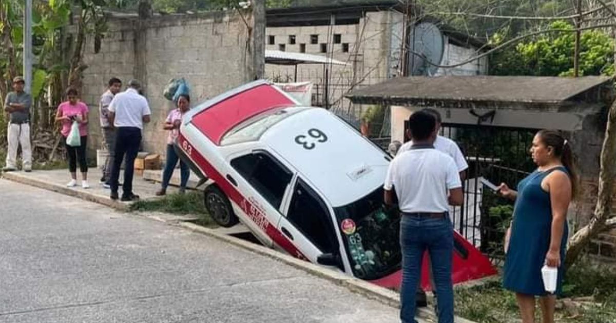Papantla: Taxi terminó estrellado en la entrada de un domicilio