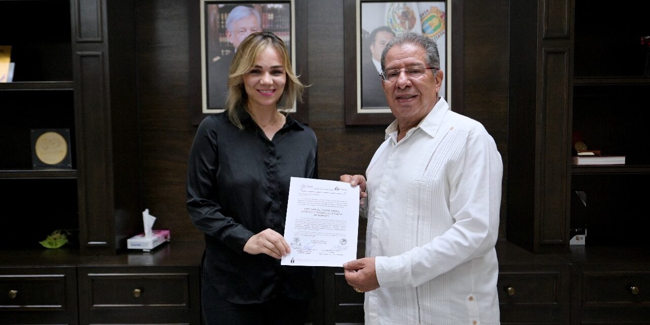 Alcalde de Tuxpan, José Manuel Pozos Castro entregó nombramientos a directora del DIF y a directora de Contabilidad.