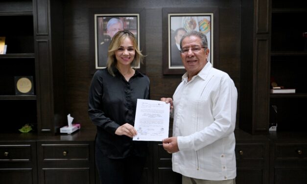 Alcalde de Tuxpan, José Manuel Pozos Castro entregó nombramientos a directora del DIF y a directora de Contabilidad.