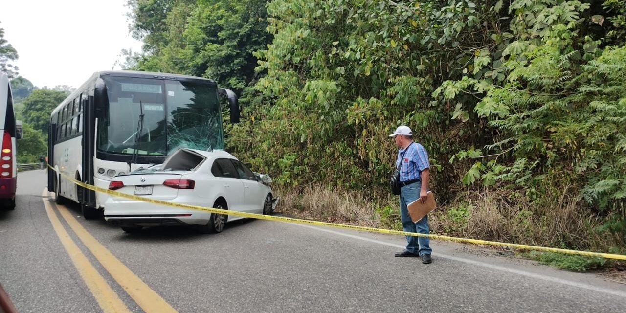 Exceso de velocidad y rebase en curva provoca accidente en la Gutiérrez Zamora-Papantla