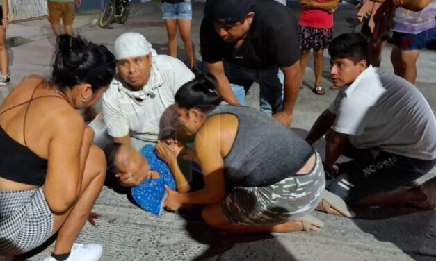 Jóvenes alamenses chocan su motocicleta: ambos resultaron lesionados