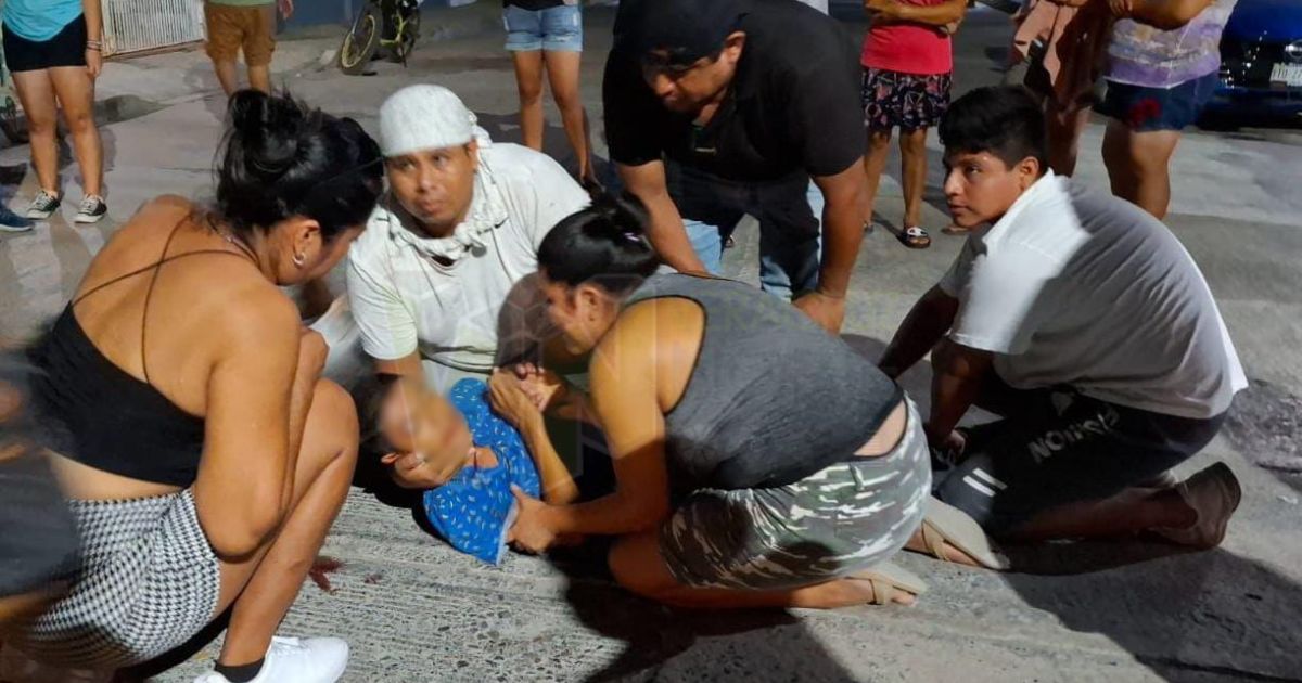 Jóvenes alamenses chocan su motocicleta: ambos resultaron lesionados
