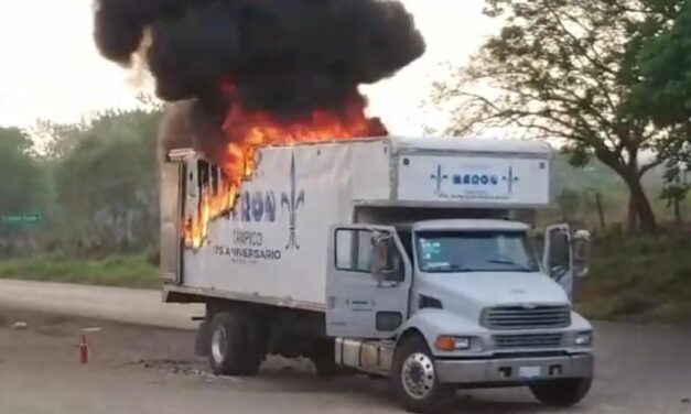 Se incendia camión de conocida papelería en la Tuxpan-Tampico: Se reportan importantes pérdidas materiales