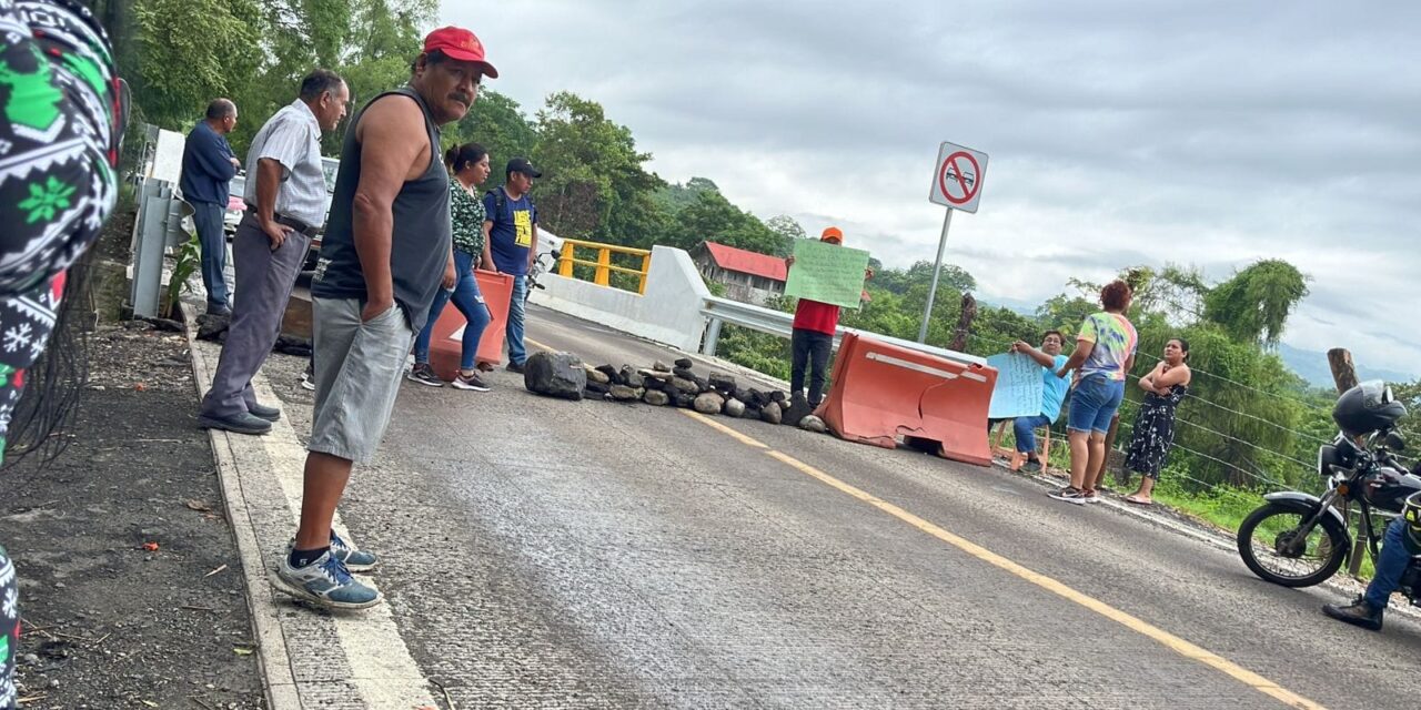 Bloquean la carretera  Misantla-Martínez de la Torre : inconformes exigen la conclusión de la carretera
