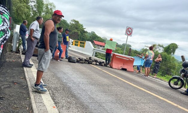 Bloquean la carretera  Misantla-Martínez de la Torre : inconformes exigen la conclusión de la carretera