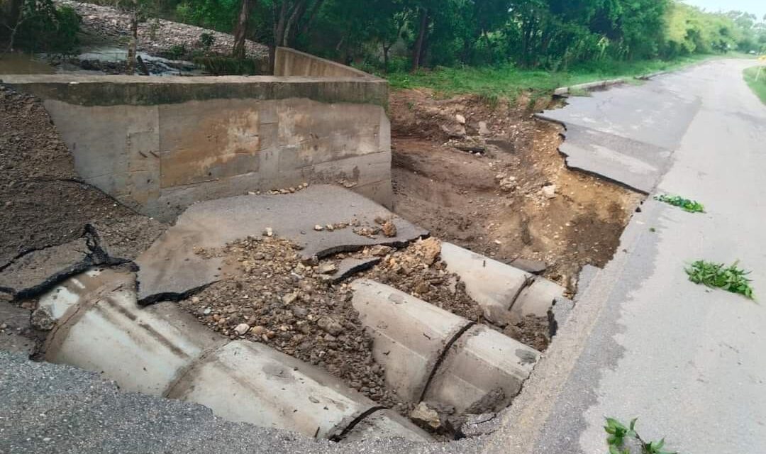 Se forma socavón en la carretera Tempoal-Horcón Potrero