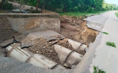 Se forma socavón en la carretera Tempoal-Horcón Potrero