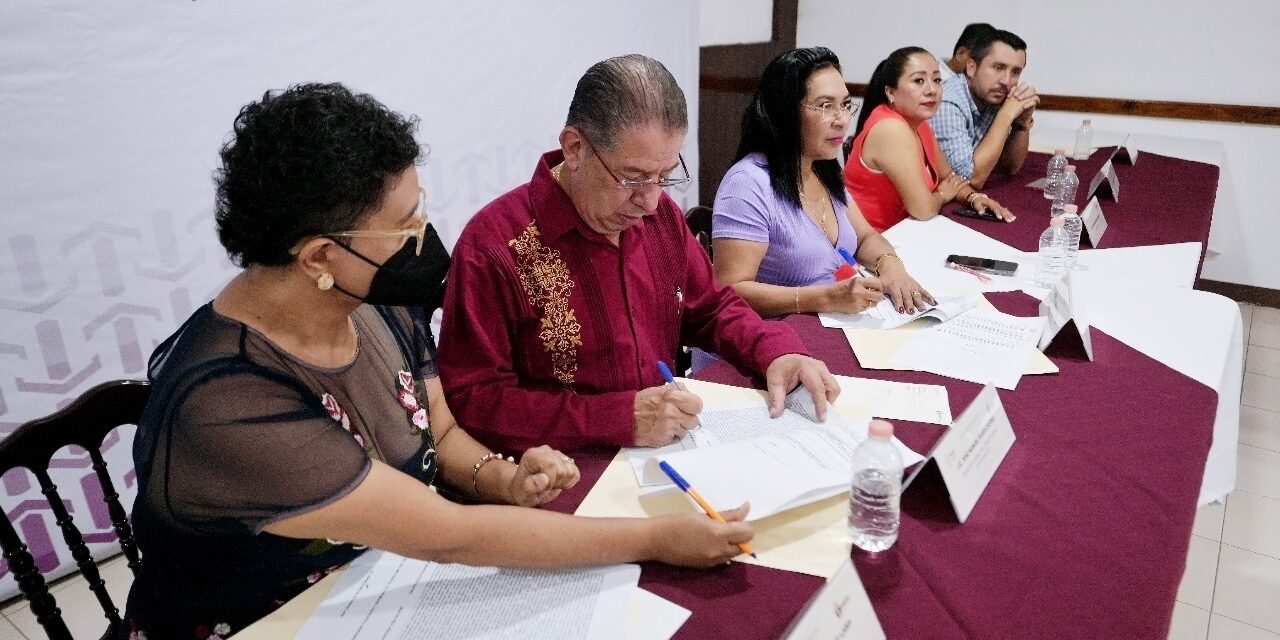 En Tuxpan se abaten rezagos de más de 113 años en materia de escrituración de escuelas