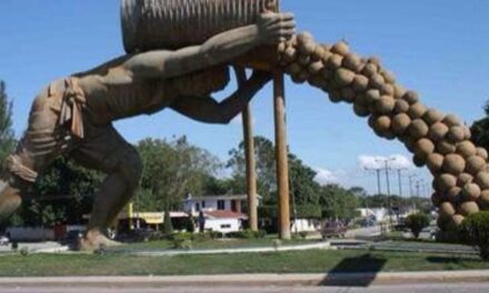 Hombre Sufre Caída en el Centro de Álamo y Recibe Ayuda de Paramédicos