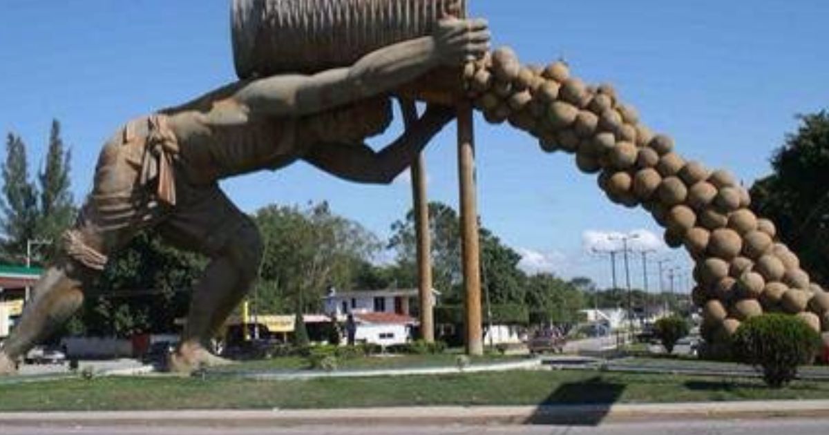 Hombre Sufre Caída en el Centro de Álamo y Recibe Ayuda de Paramédicos