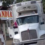 Camión de carga pesada se queda “atorado” en zona centro de Cerro de Azul