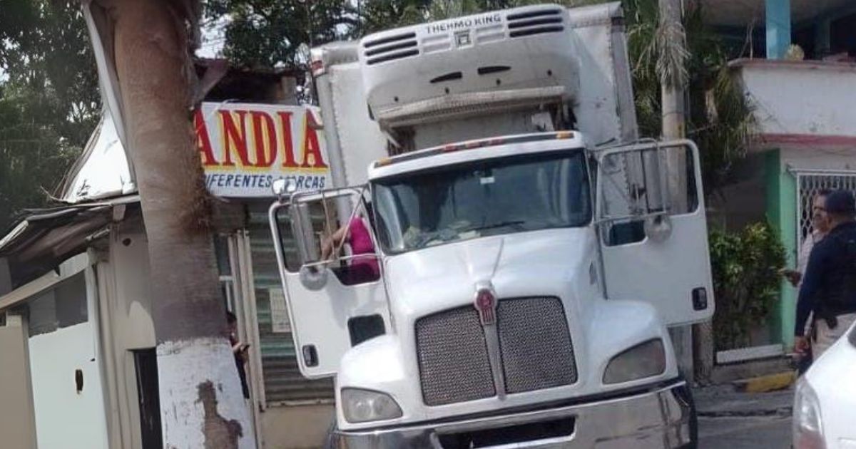 Camión de carga pesada se queda “atorado” en zona centro de Cerro de Azul