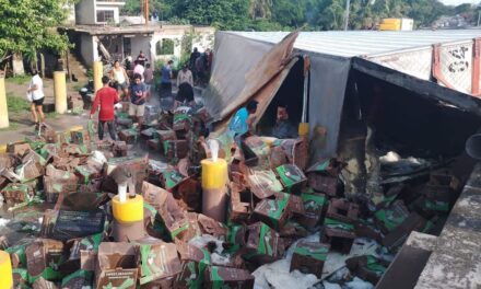 Vuelca camión de carga en Pueblo Viejo: Pobladores acuden con camionetas para llevarse el producto tirado