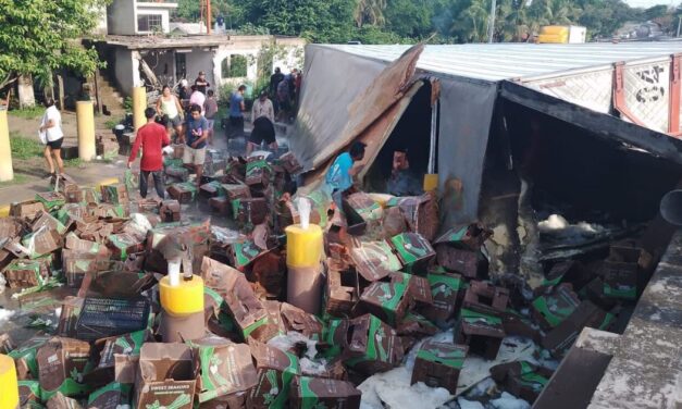 Vuelca camión de carga en Pueblo Viejo: Pobladores acuden con camionetas para llevarse el producto tirado