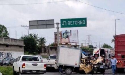 Pánuco: Choca camioneta contra un tráiler en la Tampico-Valles