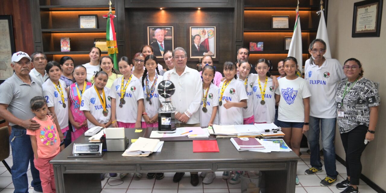 Tuxpan: Alcalde José Manuel Pozos Castro felicitó a niñas tuxpeñas que representaron a Veracruz y lograron un campeonato nacional de básquetbol
