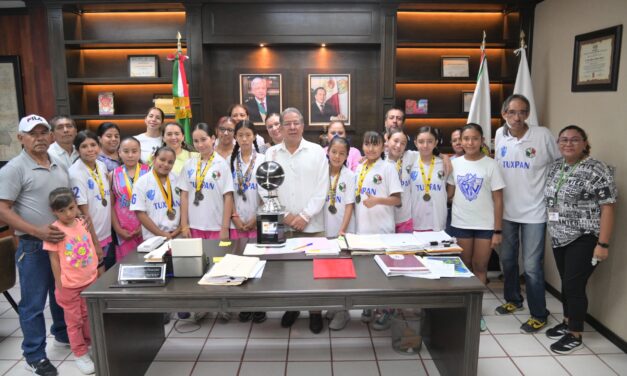 Tuxpan: Alcalde José Manuel Pozos Castro felicitó a niñas tuxpeñas que representaron a Veracruz y lograron un campeonato nacional de básquetbol