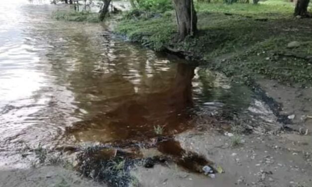 Fuga de combustible afecta el Río Cazones: suspenden suministro de agua en Coatzintla, Poza Rica y Tihuatlán