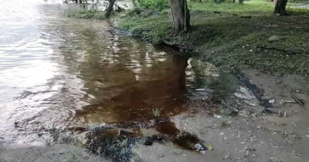 Fuga de combustible afecta el Río Cazones: suspenden suministro de agua en Coatzintla, Poza Rica y Tihuatlán
