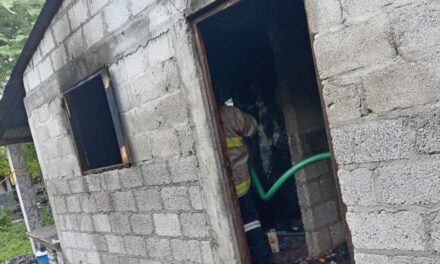 Voraz incendio consume inmueble en Potrero del Llano