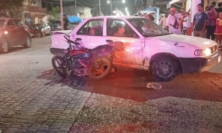 Motociclista Ebrio Se Estampa Contra Tsuru en Álamo y Termina en el Hospital