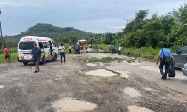 15 días sin luz en comunidad de Tantoyuca: Pobladores bloquean el paso y retienen camioneta de CFE