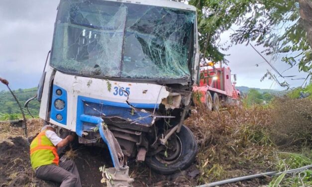 Bache provoca volcadura de camión sobre la carretera  Espinal-Coyutla: 20 personas lesionadas