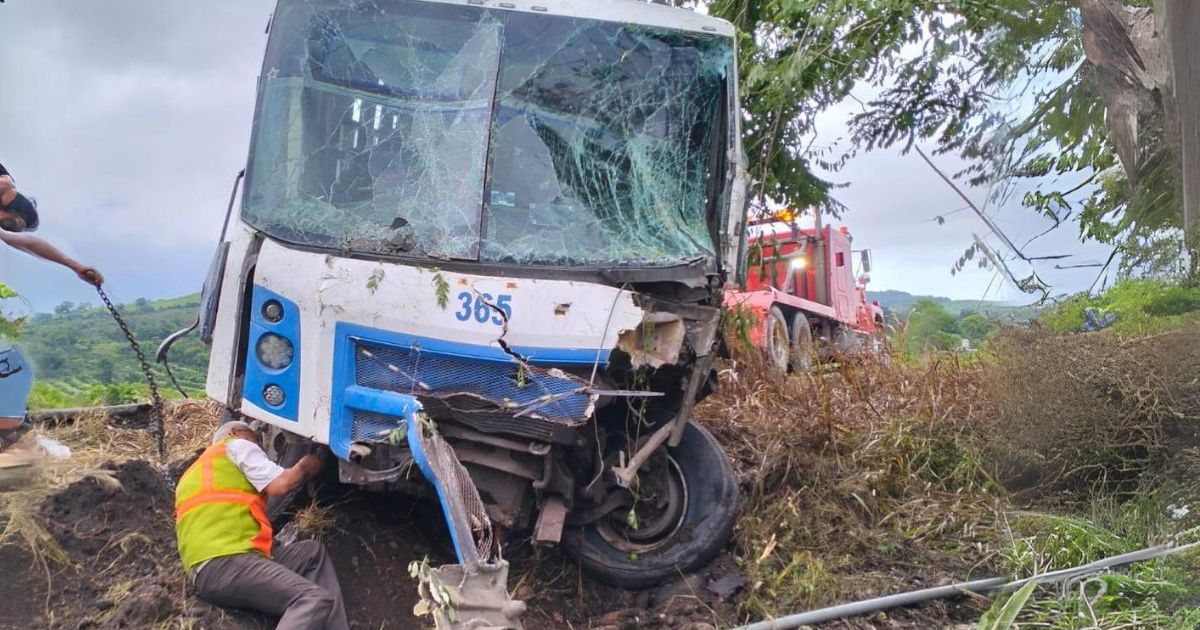 Bache provoca volcadura de camión sobre la carretera  Espinal-Coyutla: 20 personas lesionadas
