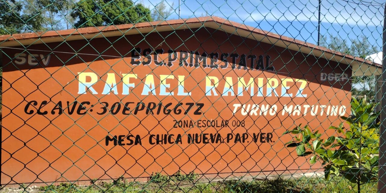  Papantla: Padres de familia toman la Escuela Primaria Rafael Ramirez