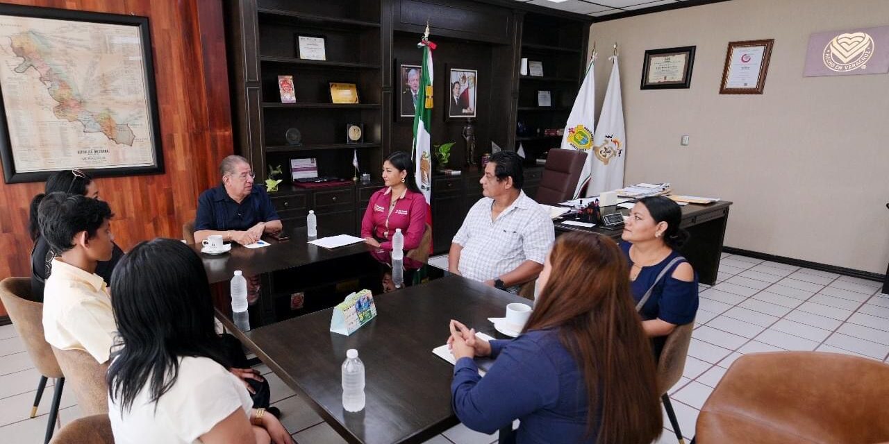 Gobierno de Tuxpan entrega reconocimientos a ganadores del Premio Municipal de la Juventud 2024